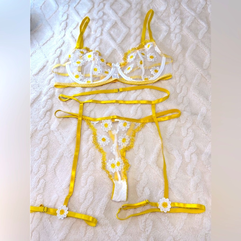 Yellow Daisy Underwire Lingerie Set